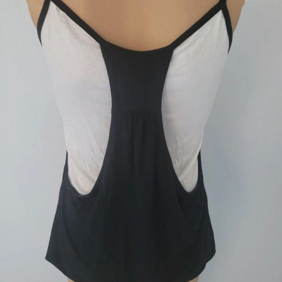 Camiseta doble blanca y negra de tirantes. - Picture 2 of 8